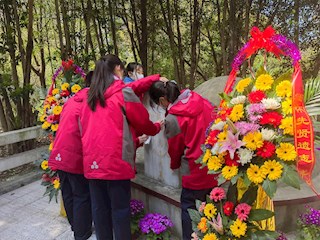 南通市第二中学组织师生祭扫创校先贤墓